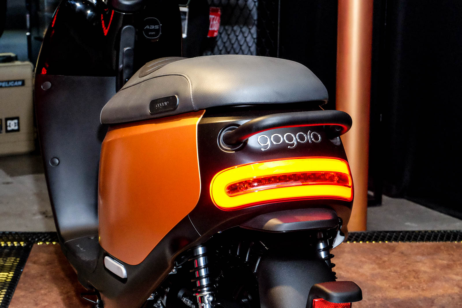 極簡流線後扶把已消光色呈現,看來更有質感