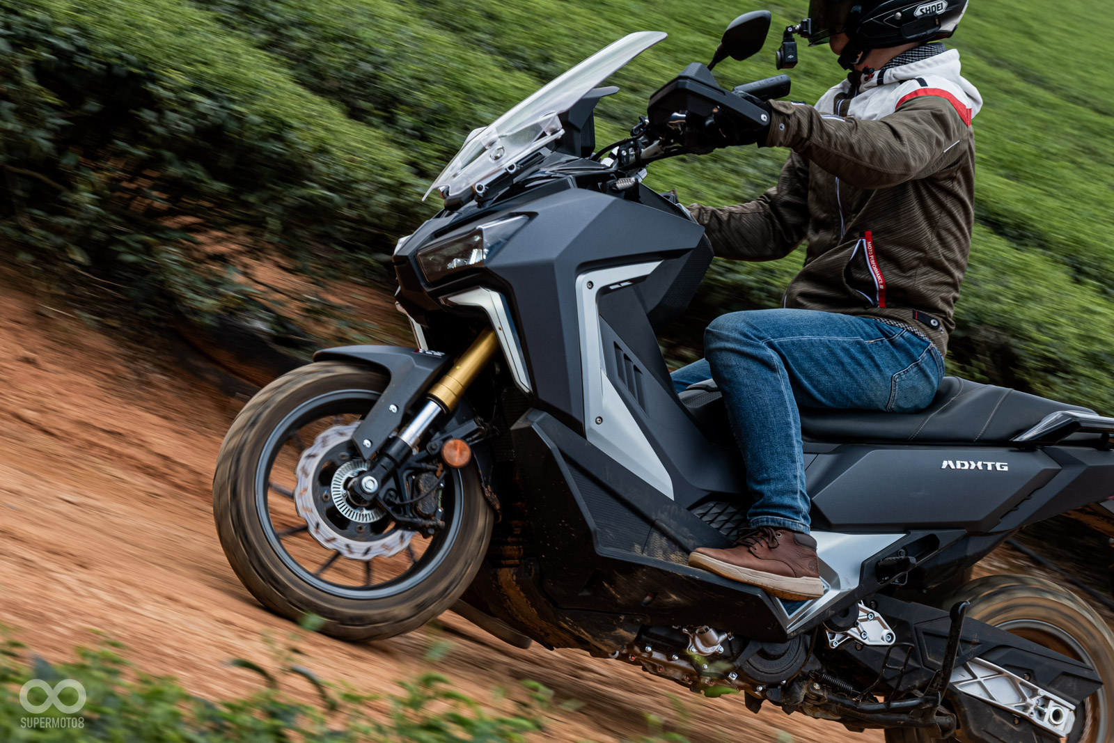 來到紅土路面上，ADXTG給人的安心感，很快就能讓騎士進入享受越野樂趣的階段