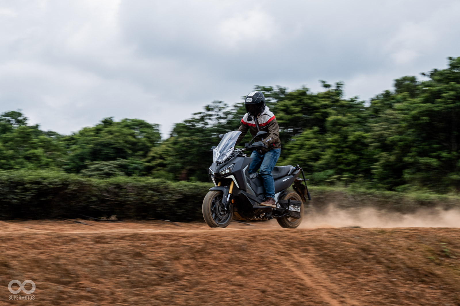 由於採用了濕式多片離合器搭配上鏈條傳動，讓ADXTG面對陡坡也有更好的傳動效率！