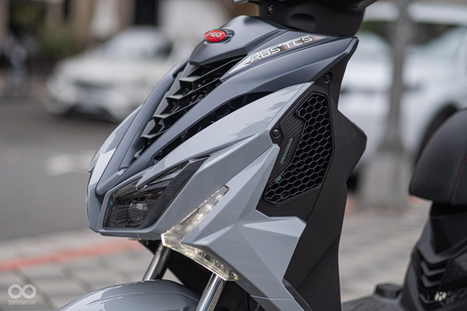 向前延伸的車燈設計