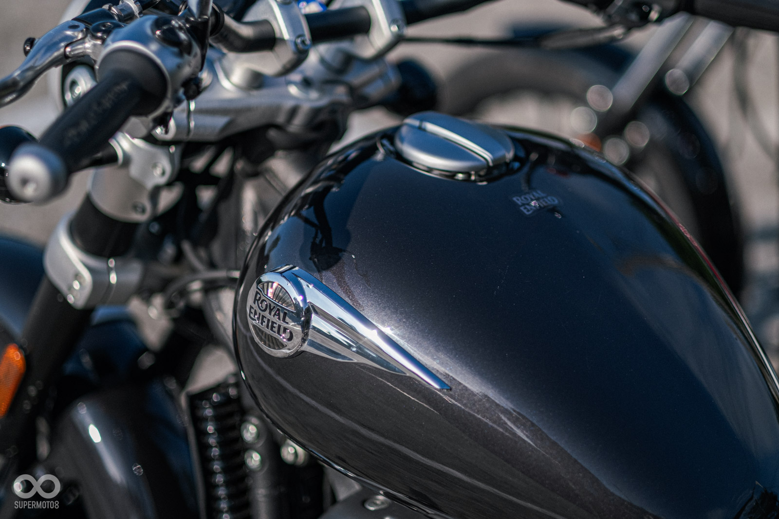 油箱上的Logo與金屬件質感都相當優異