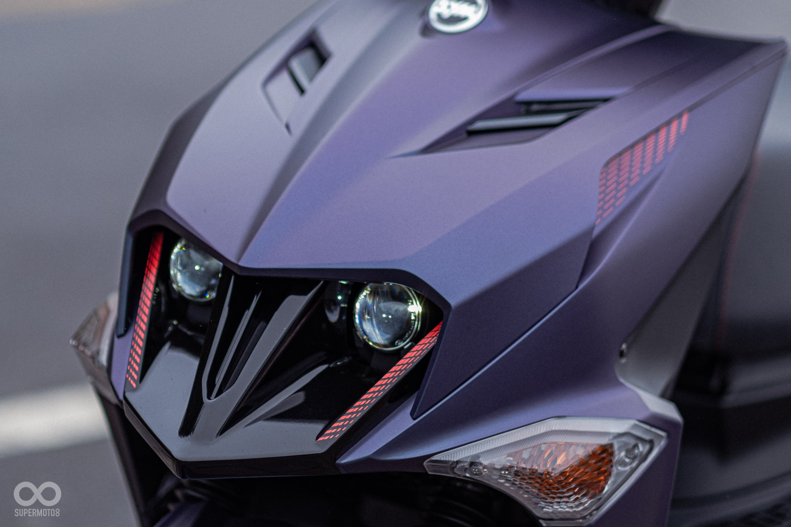 車頭維持雙魚眼設計，兩側具有內置式的空力套件