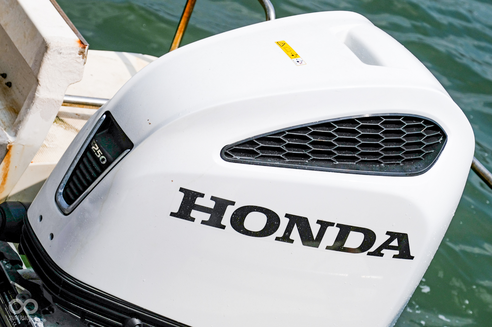 BF250D採用和NSX、S2000相同的GP白塗裝設計