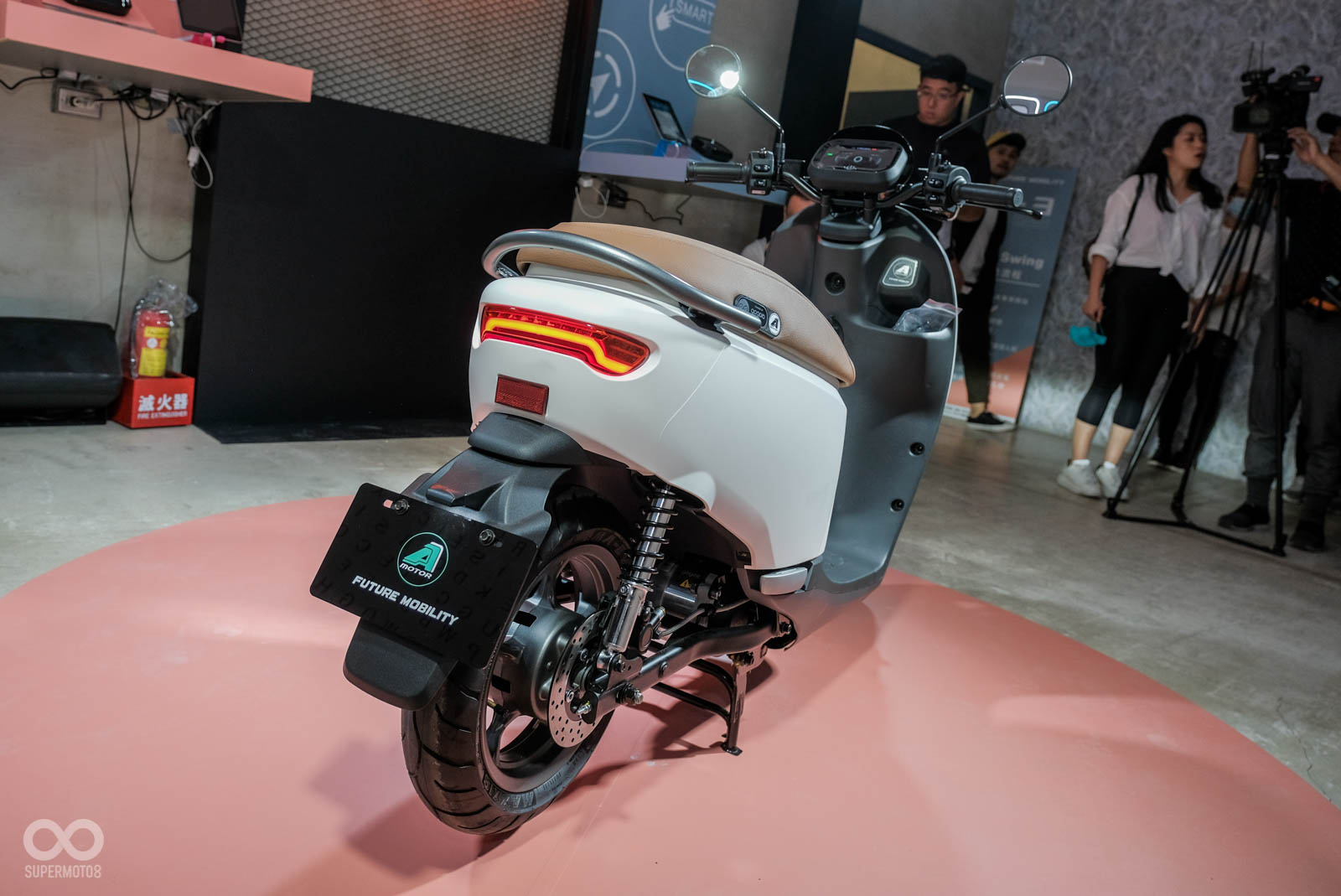 車尾扶手造型也與其他車款不同