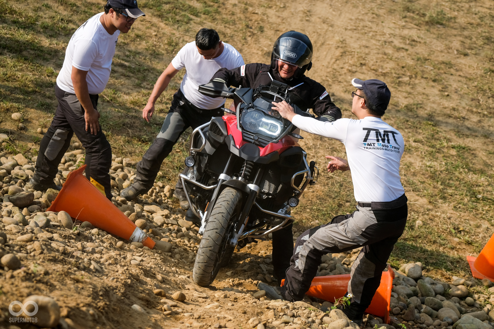 學員們一個個上前挑戰,教官們也在坡道旁盯場協助,同時確保所有人都能安全完成