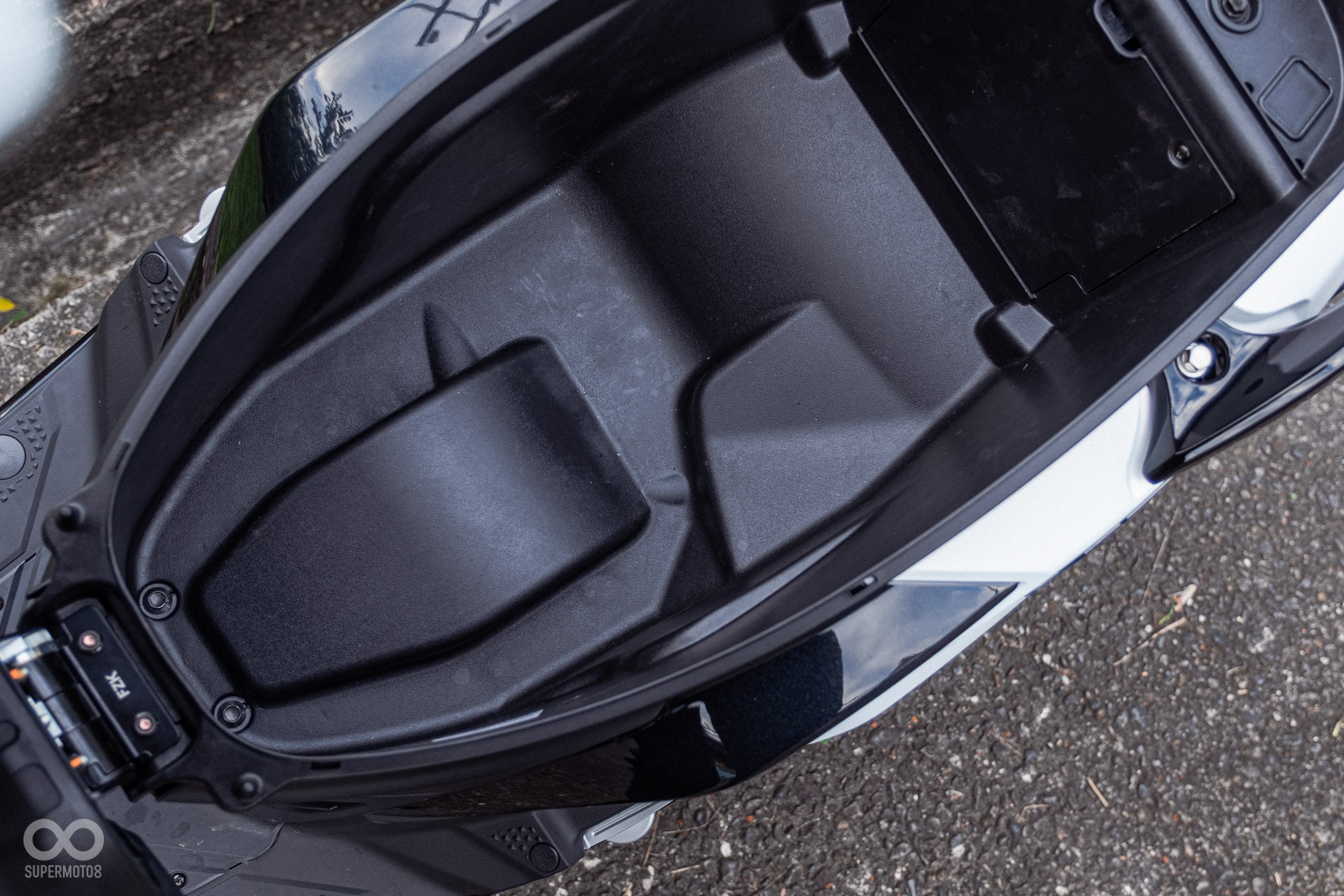 前方手套箱、USB充電孔、坐墊下置物空間，與現行版本JET SL相同