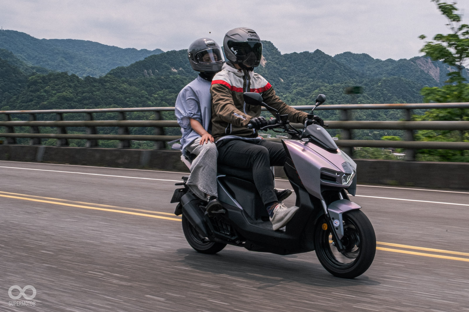 GT跑旅定位，雙載也可以有大空間，騎士也可以享受斜踏板帶來的自由感