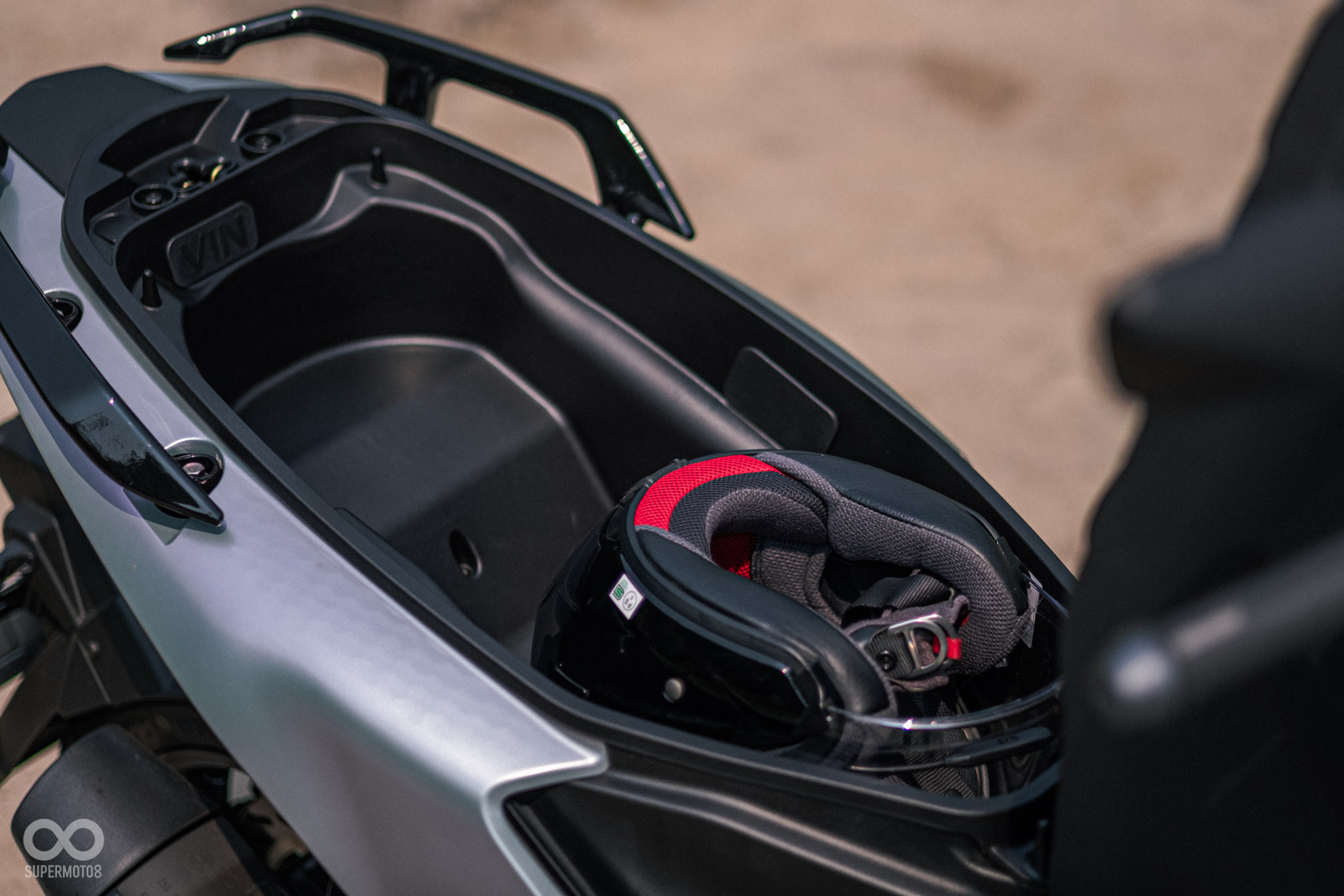 同級最大的28L車箱，放入一頂 SHOEI 3/4 安全帽還有許多額外空間