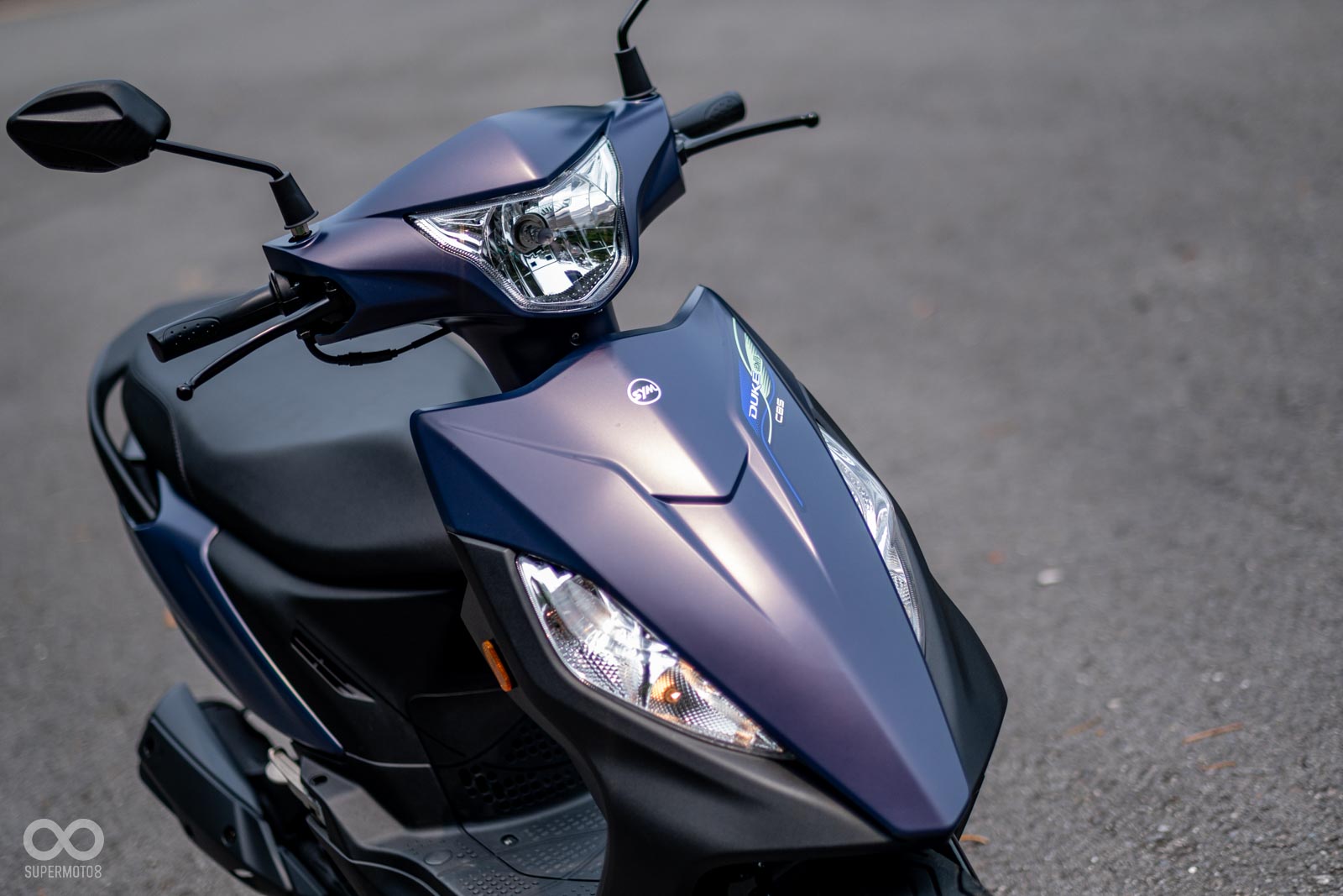 迪爵依舊維持跟小改款前相同的銳利前斜板設計語彙