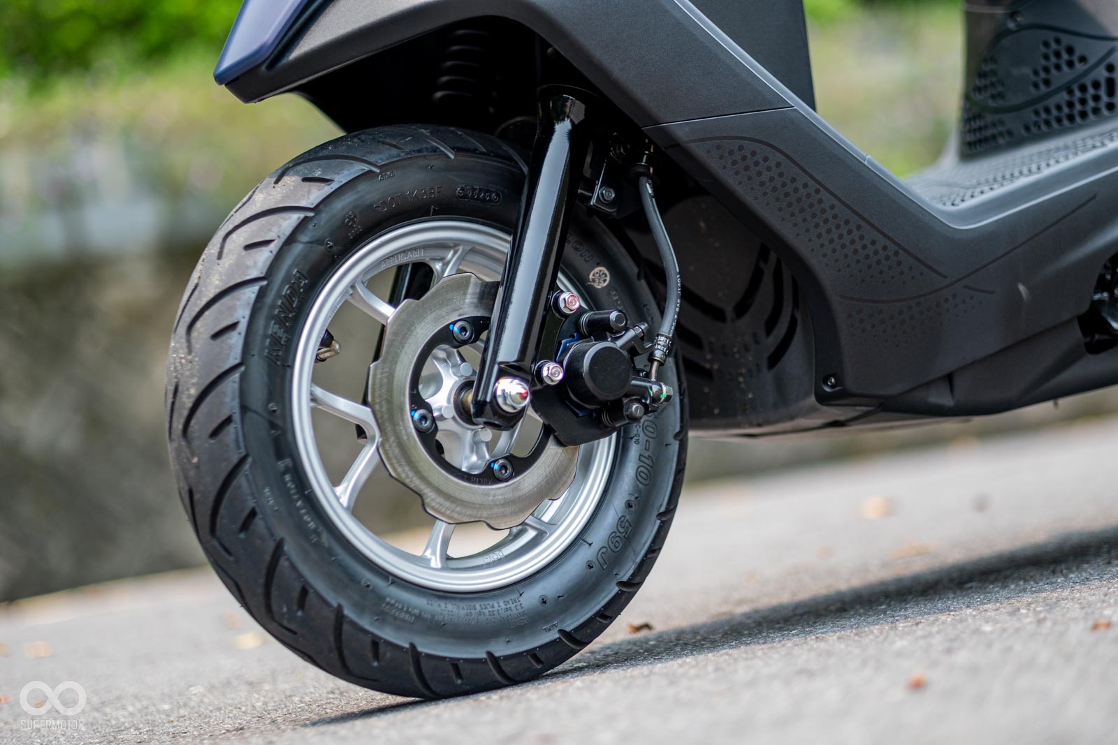 前煞車採用碟煞配上CBS系統