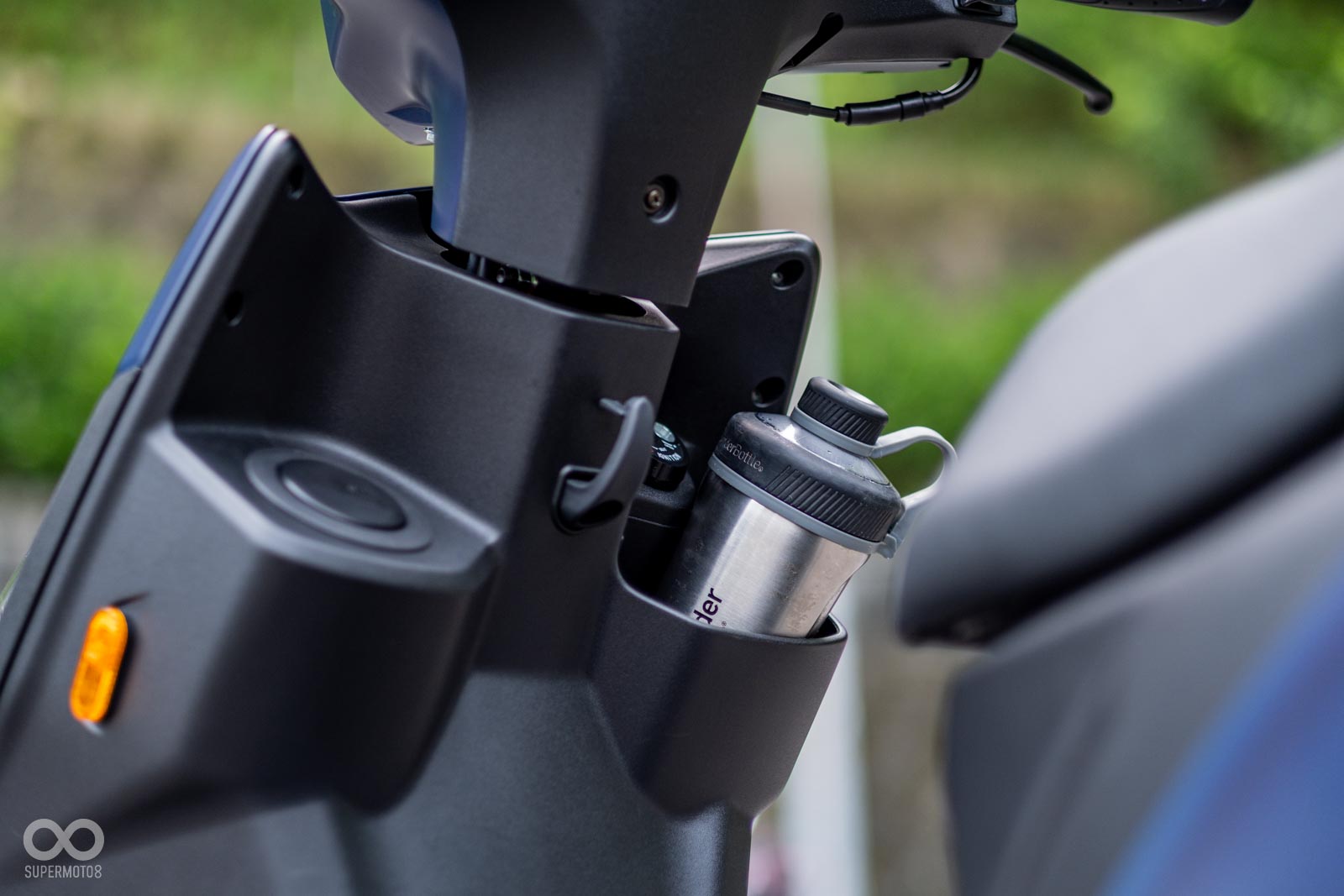 手套箱實測可以放入相當大的冰壩杯，不論是手搖飲或寶特瓶飲料應該都能輕鬆收納