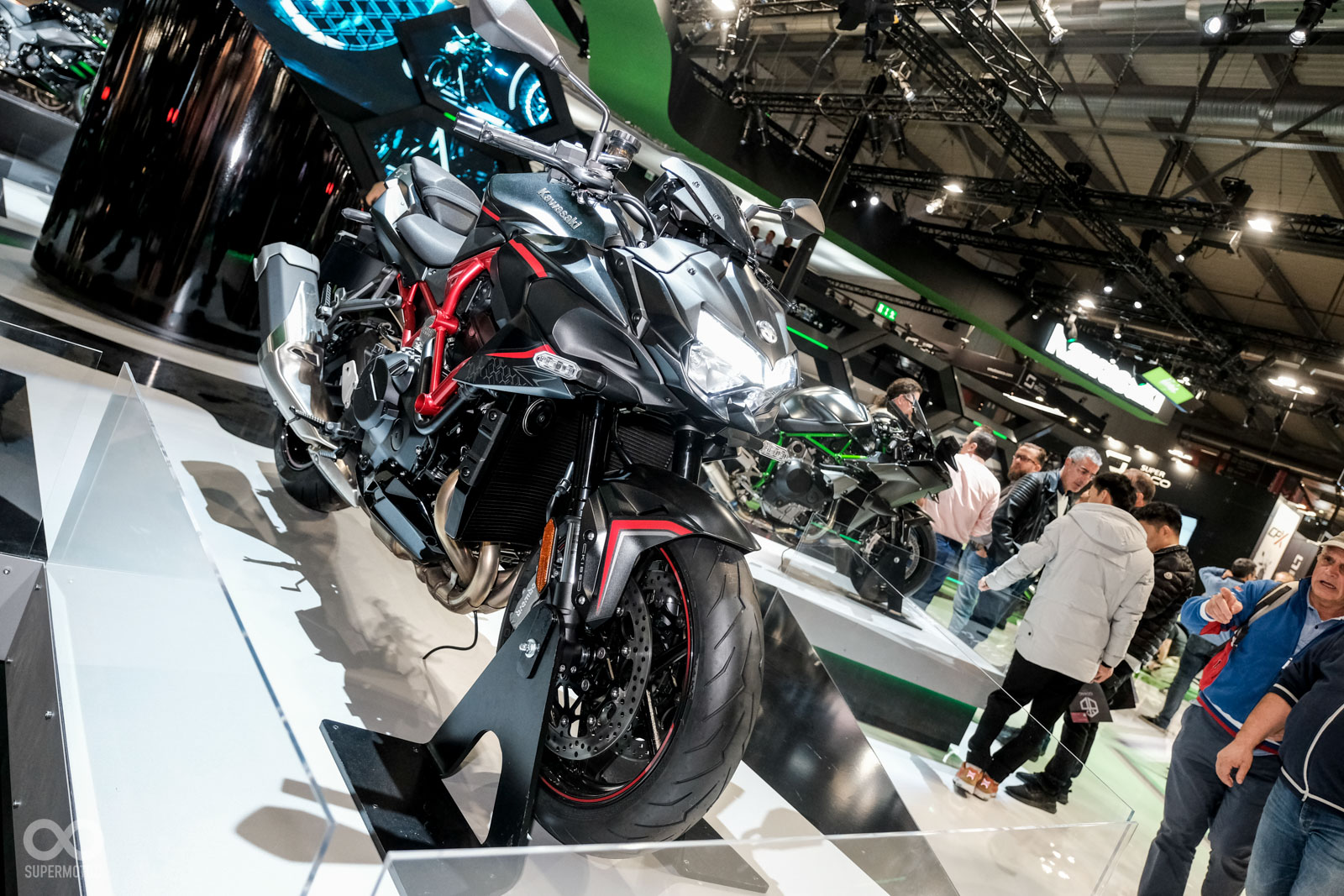 KAWASAKI在10月的東京車展上發表Z H2，但卻將詳細的數據保留至米蘭車展上才完整公開！