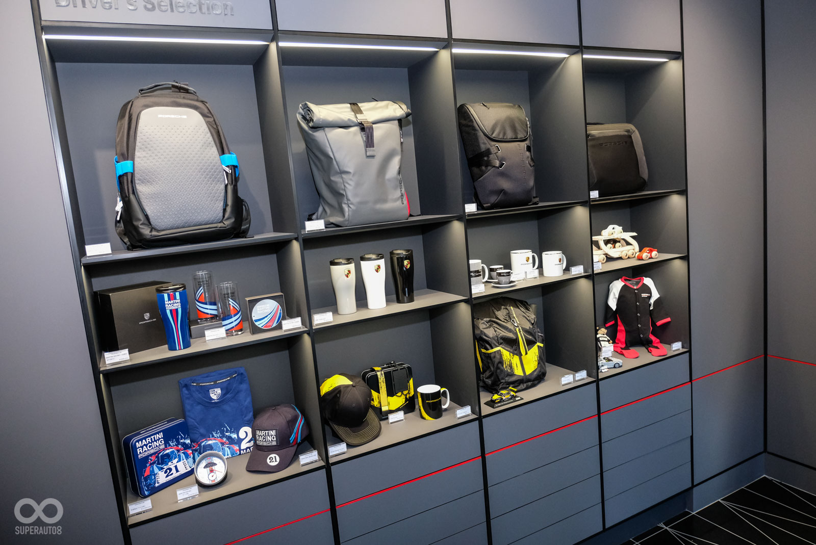 店內擺放多樣原廠精品