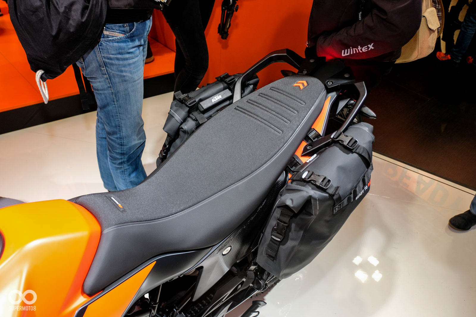 390 ADVENTURE的座高為855mm，車輛乾重為158公斤