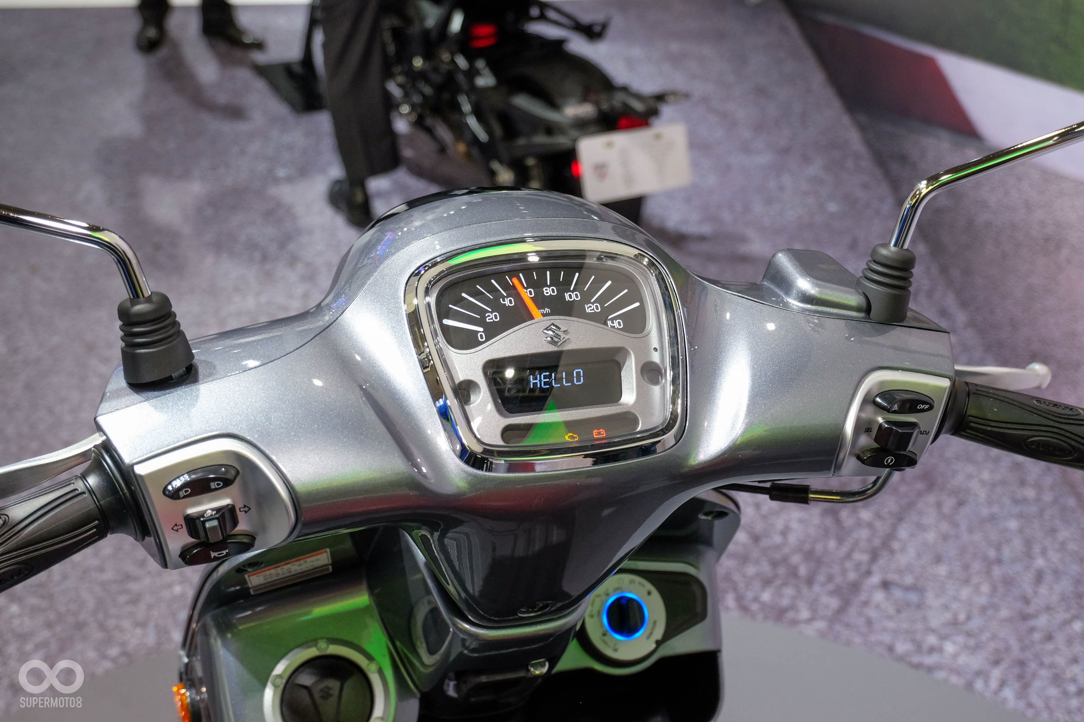 儀表設計也相當經典,採用指針時速搭配小液晶螢幕設計