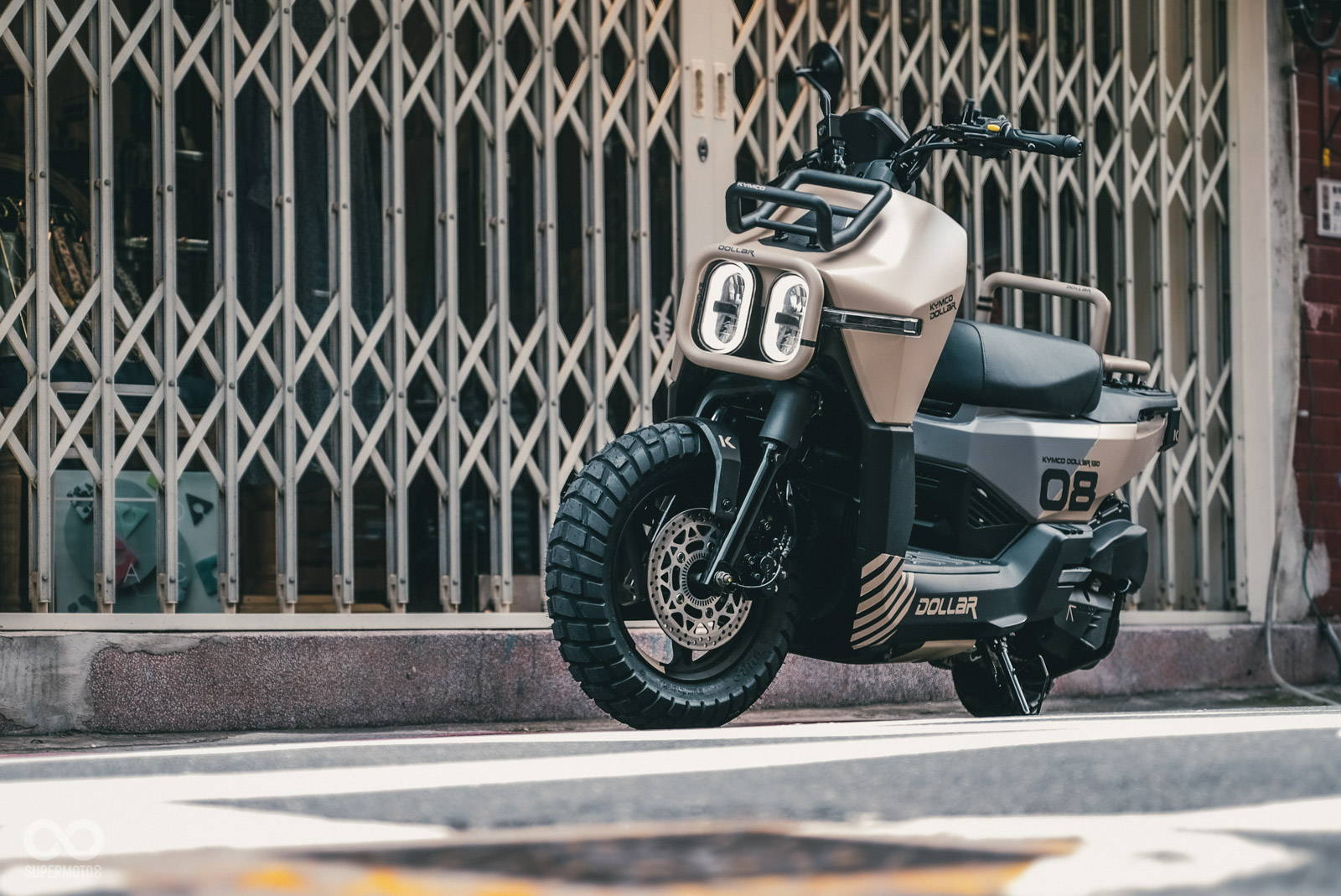 前後貨架,前燈框的管材,都比起目前販售的產品更粗,讓大樂看起來更粗獷!