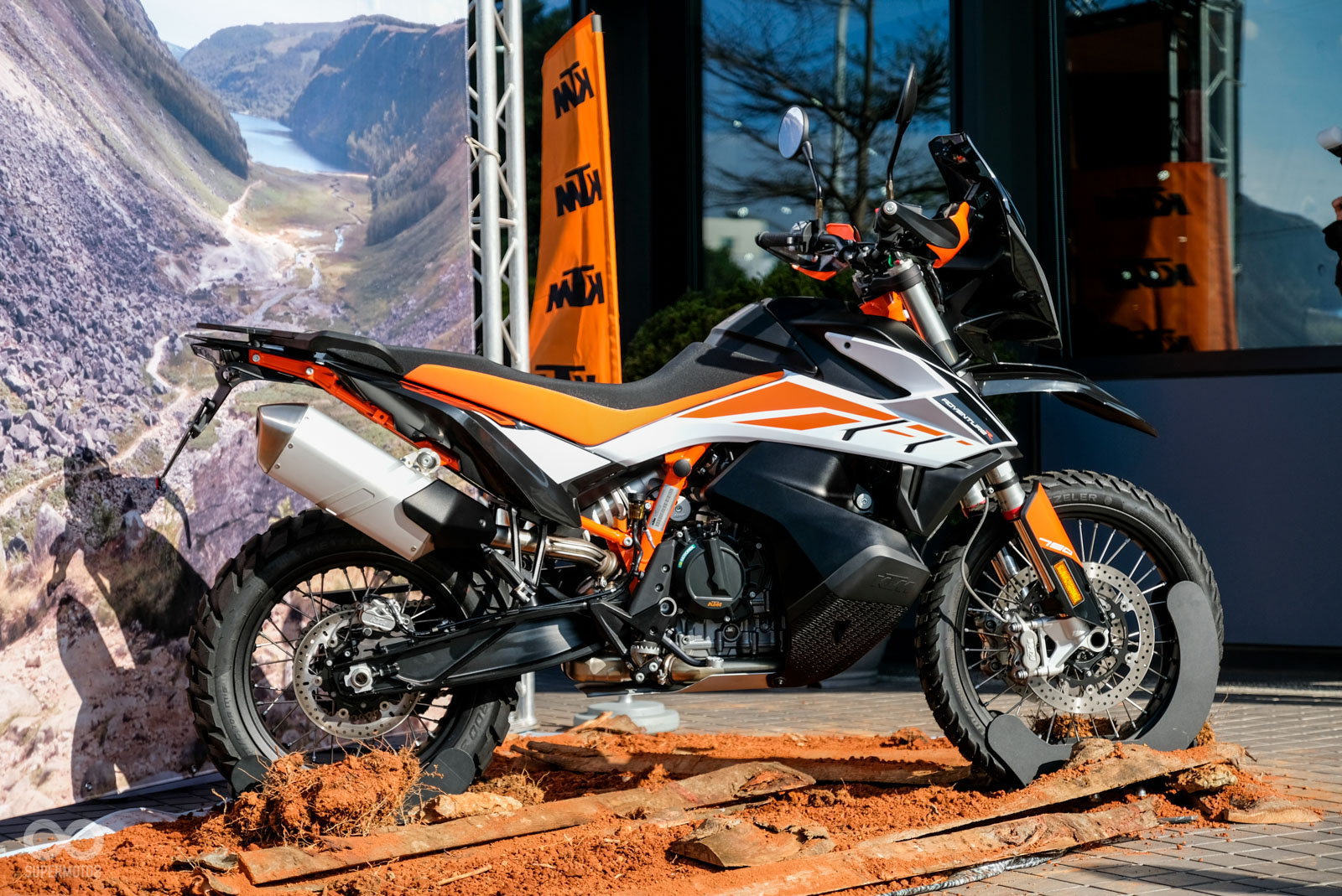 KTM 790 Adventure R擁有越野短風鏡,同時前土除位置也較高,座椅也改為一體式設計