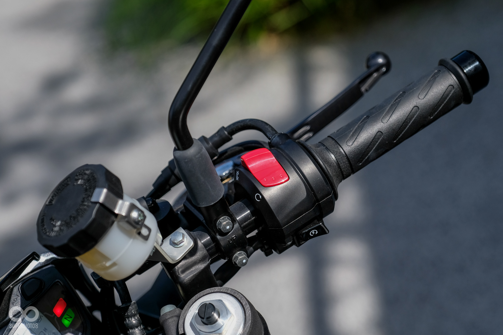 按鍵配置與多數車款相同,左手把加入了故障燈按鈕