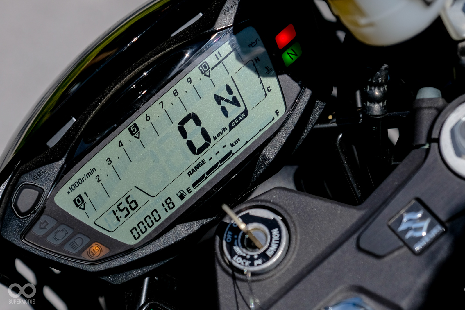 油箱上的字體與舊有的SUZUKI老車類似;儀表板與一般版本相同