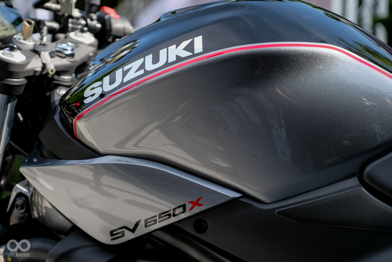 上翹的車尾線條為車輛增添幾分現代風格;油箱下方飾蓋則是讓車輛更為豐滿