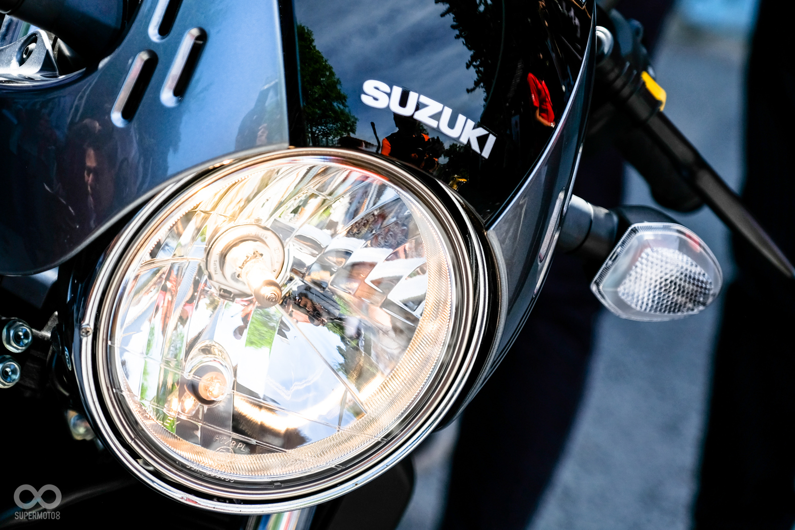 加入頭罩後,SV650X搖身一變成為時下流行的Cafe風格街車