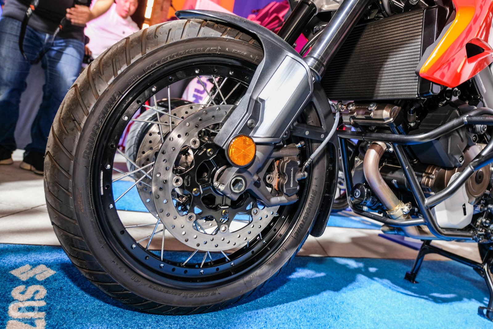 輪胎採用前19後17無內胎鋼絲框