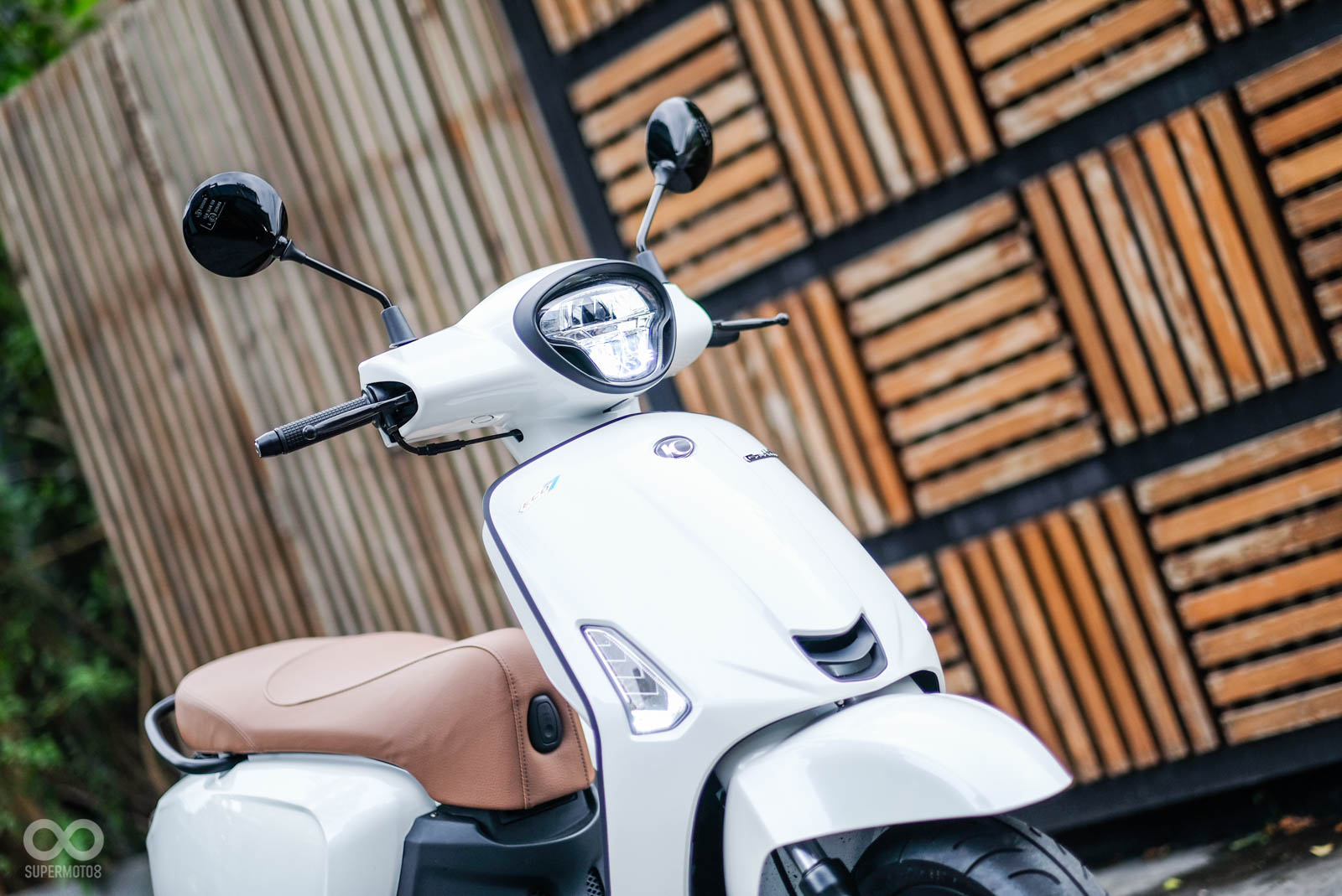 車頭外型變得更為精緻、帥氣，全車光源皆為LED頭燈，方向燈旁有定位燈設計