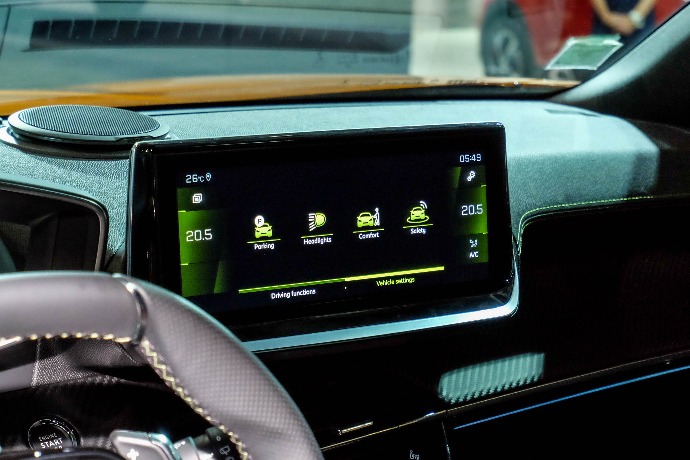 內裝與208同樣採用i-Cockpit數位化設計,唯一不同的是2008的中控螢幕更大了一些些