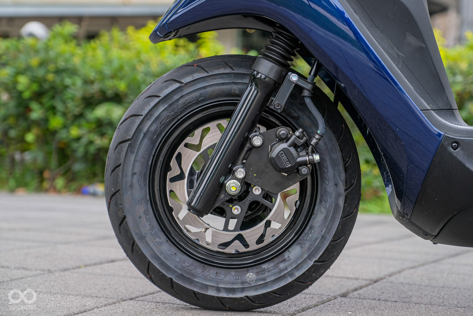 220mm煞車碟不僅視覺效果加分，手感與煞車效能也都沒有過往都會車款常見的廉價感