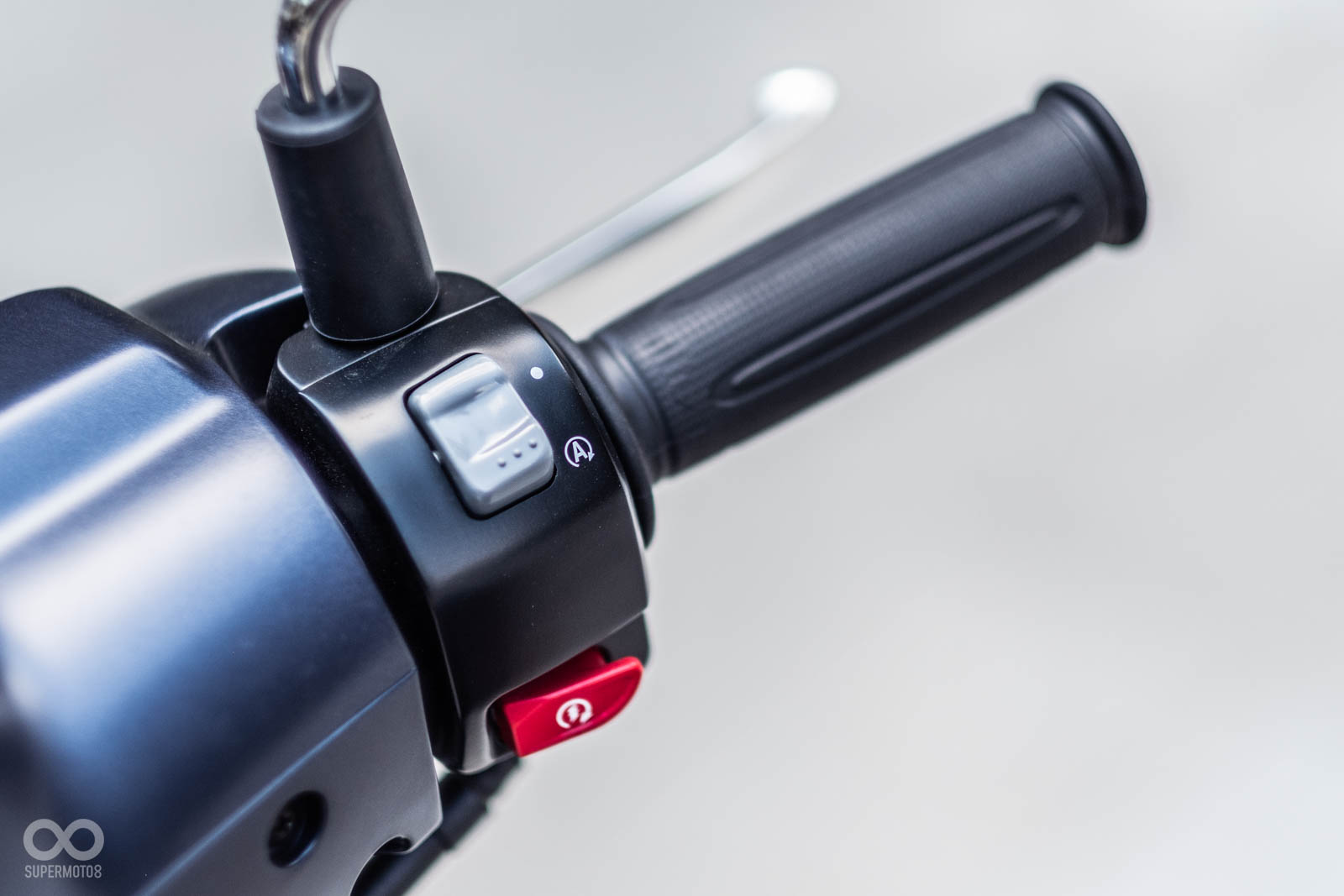 怠速啟動系統開關位於右把手上