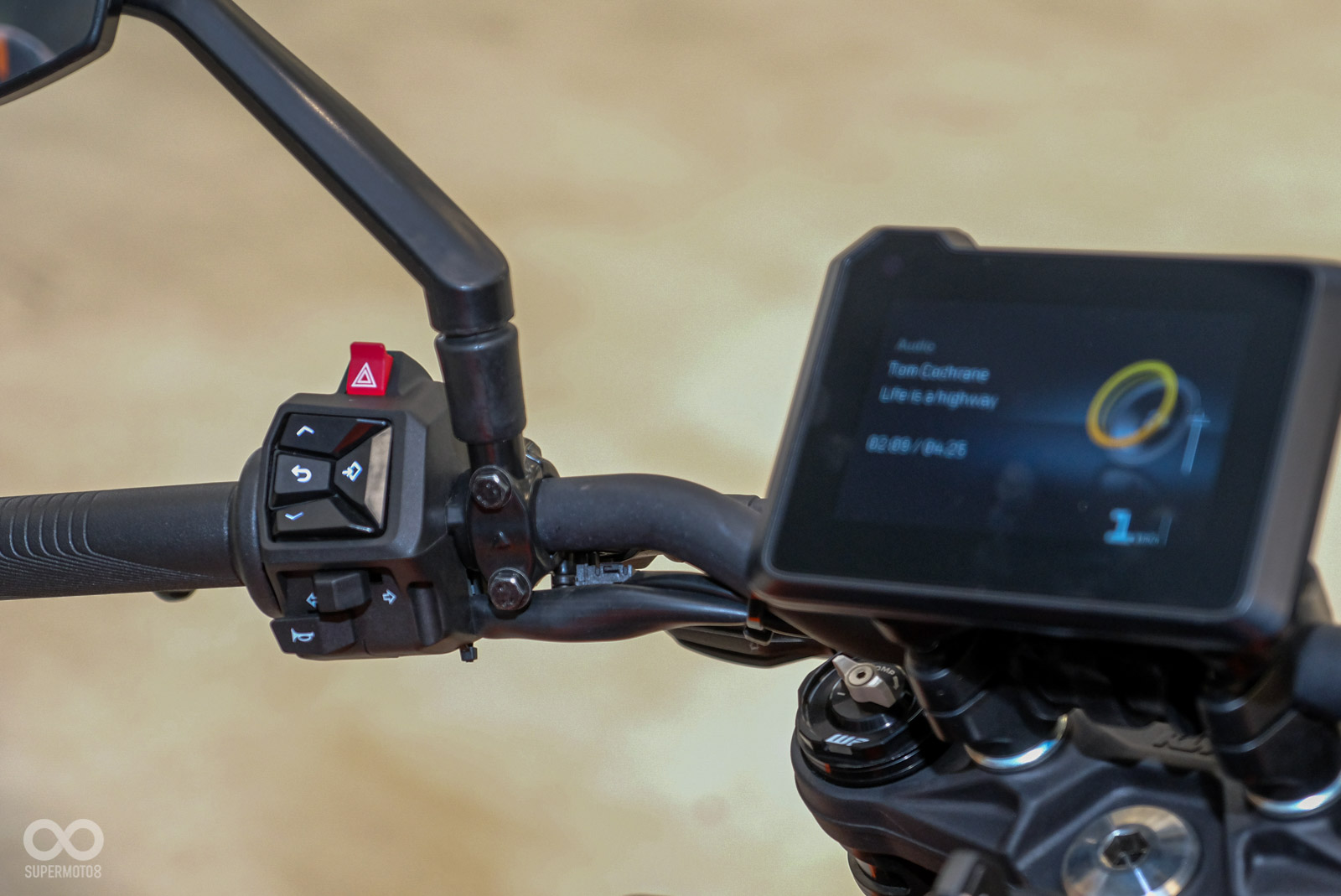 把手開關換上全新設計,全新儀表介面更奢華,並具有手機連線功能