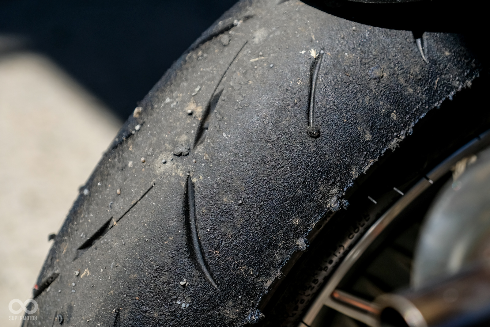 在激烈騎乘後，可以看見明顯的胎屑