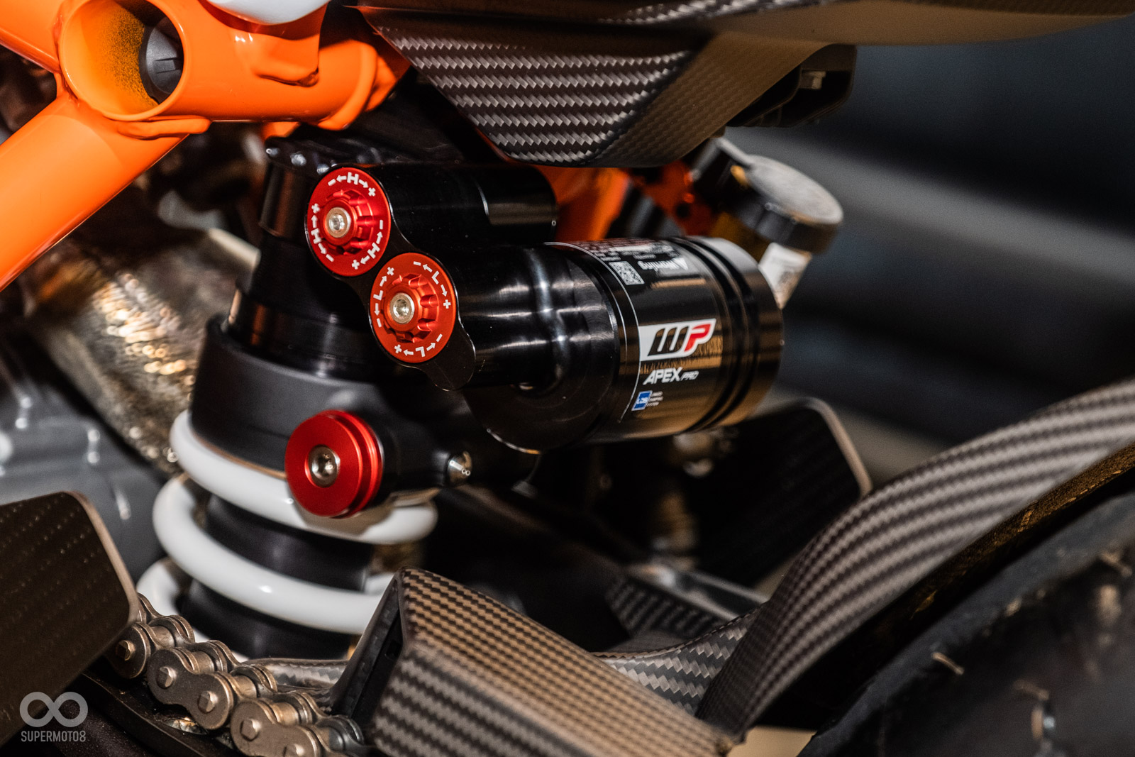 前懸吊使用WP APEX PRO 7548全可調倒立式前叉；後懸吊則為WP APEX PRO 7117