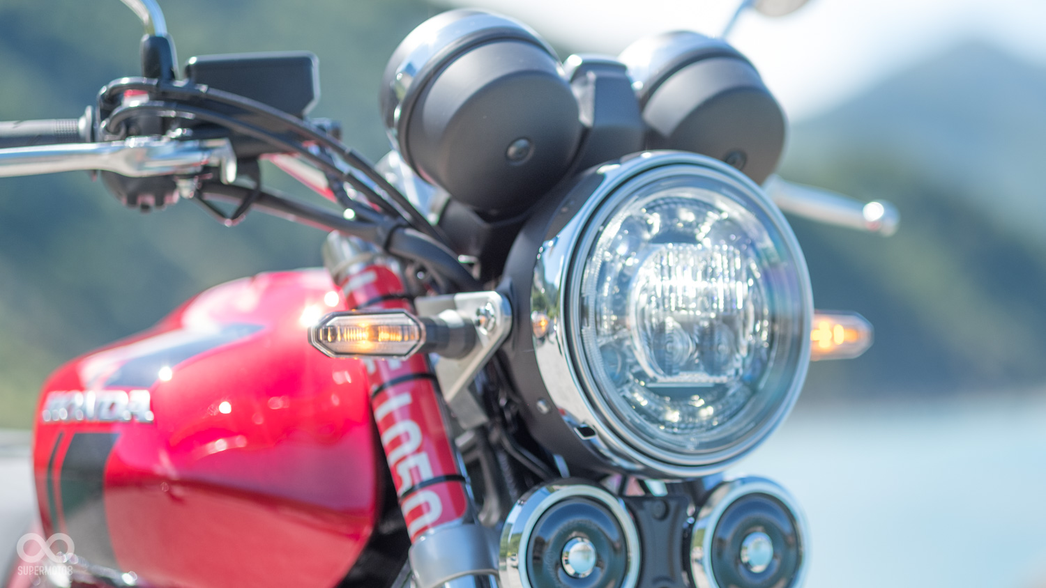 頭燈同樣採用LED,但方向燈的配置與EX版不同,用上更為短巧俐落的幾何造型