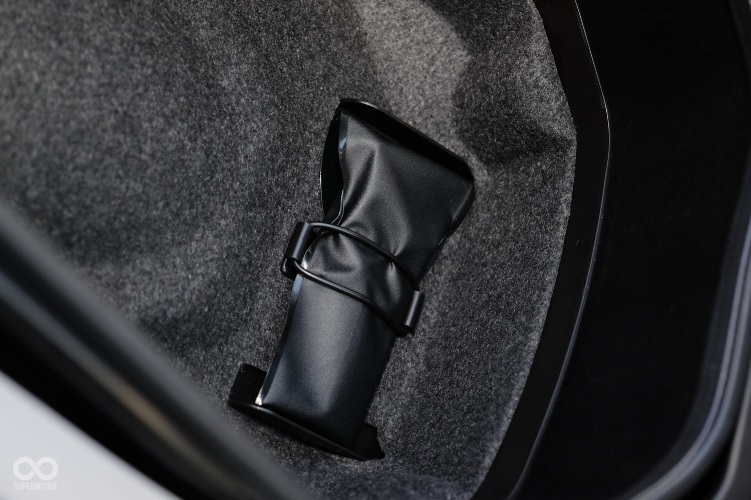 車廂內的工具包由專用的保護殼遮蓋,一方面避免工具散落,二方面也能減少車廂內的行李與鐵器碰撞造成損傷