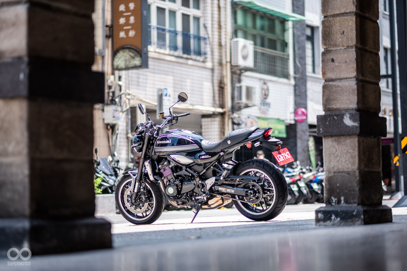 拱門騎樓也可以用不同的角度拍攝，展現建築與車輛的互動感