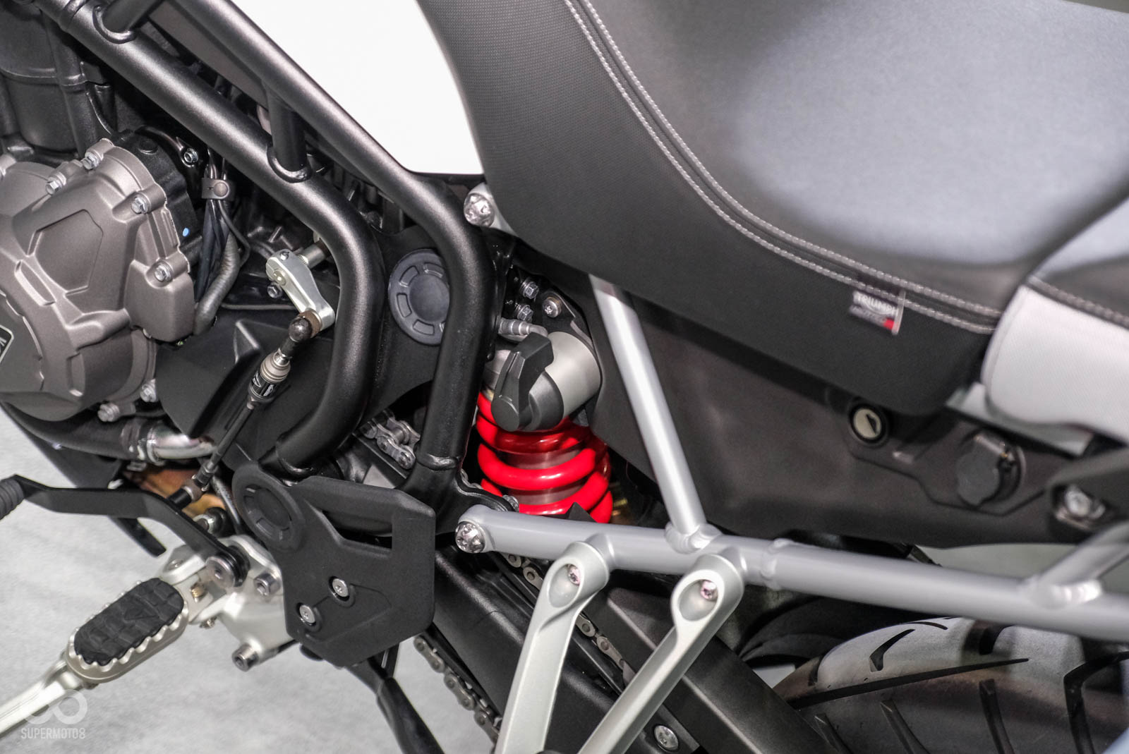 電子式預載壓縮可調的中置單槍避震