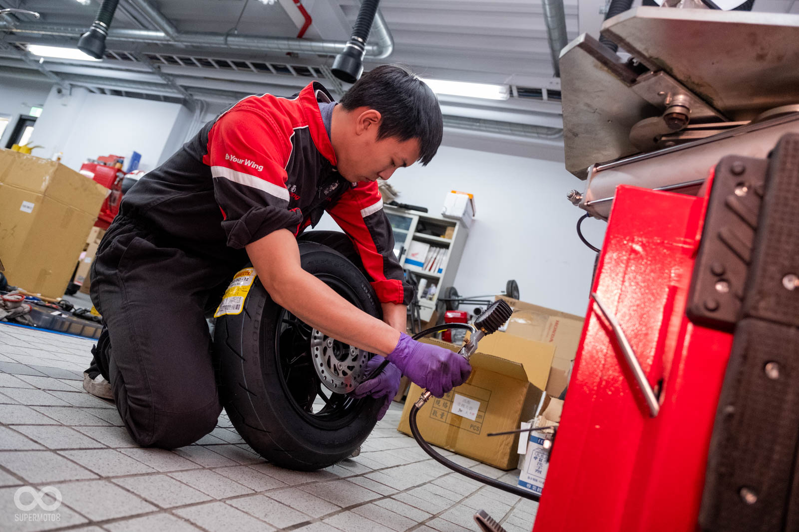 安裝好輪胎之後,我們也將胎壓打到HONDA MSX125原廠的建議值