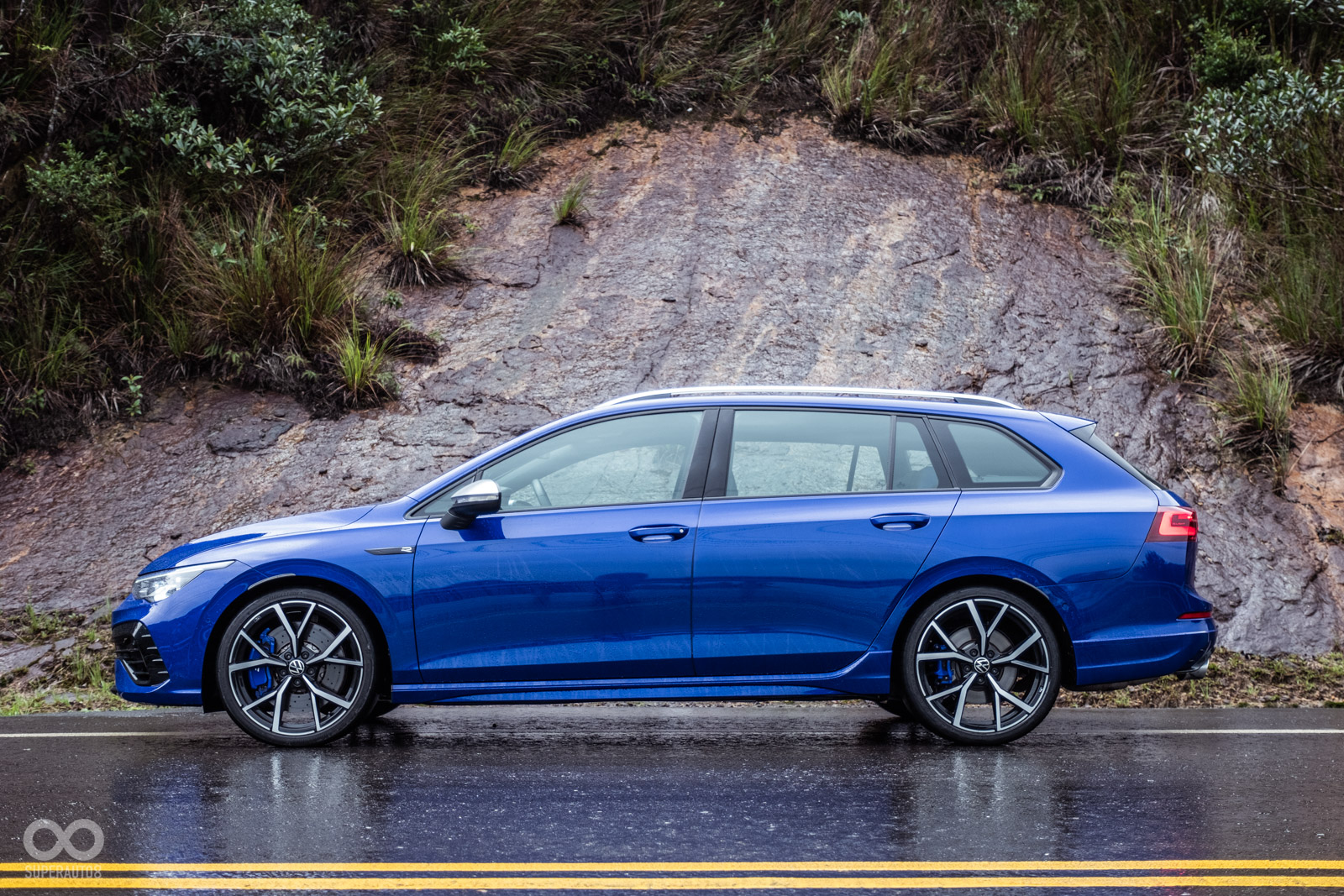 Golf Variant R依舊維持招牌的車尾線條；因為R版懸吊造就更低趴的視覺效果