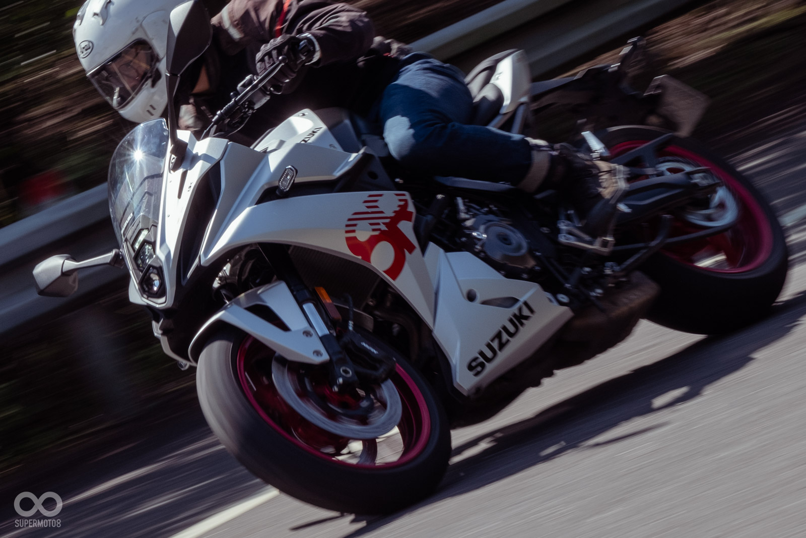 騎乘三角的改變之後,讓GSX-8R的入彎指向性、效率都變得更好!