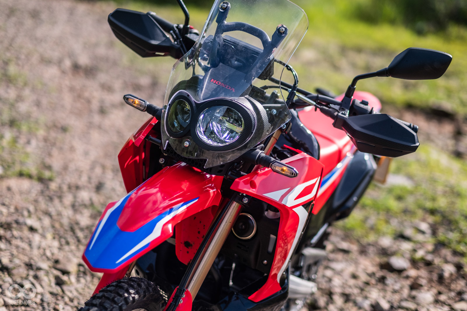 RALLY招牌的大小眼車燈設計,搭配碩大的整流罩看起來簡直就是台市售拉力賽車