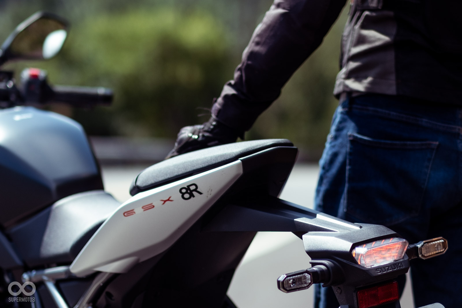 台灣販售的GSX-8R使用的是比較精緻的方向燈、尾燈組