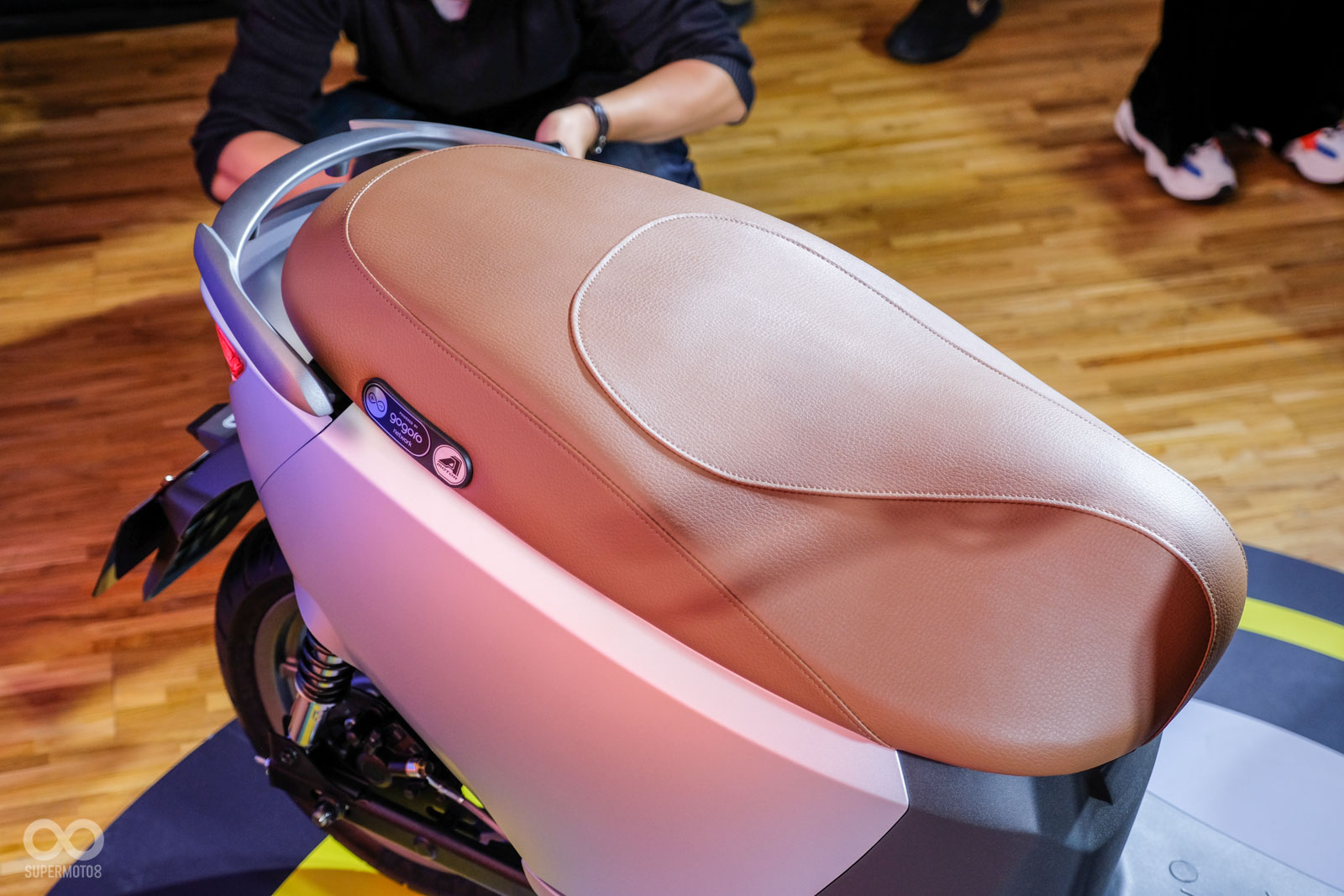 筆者認為駝色坐墊質感相當好,較符合都會使用設定