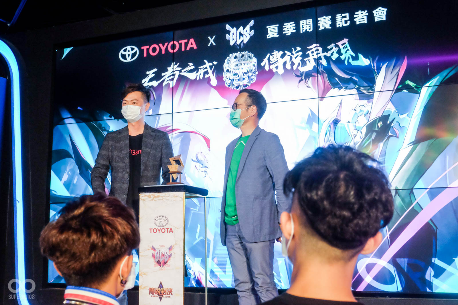 TOYOTA車輛營業本部 劉傳宏本部長（右）與 Garena協理 陳先倫 一同為戒指揭幕