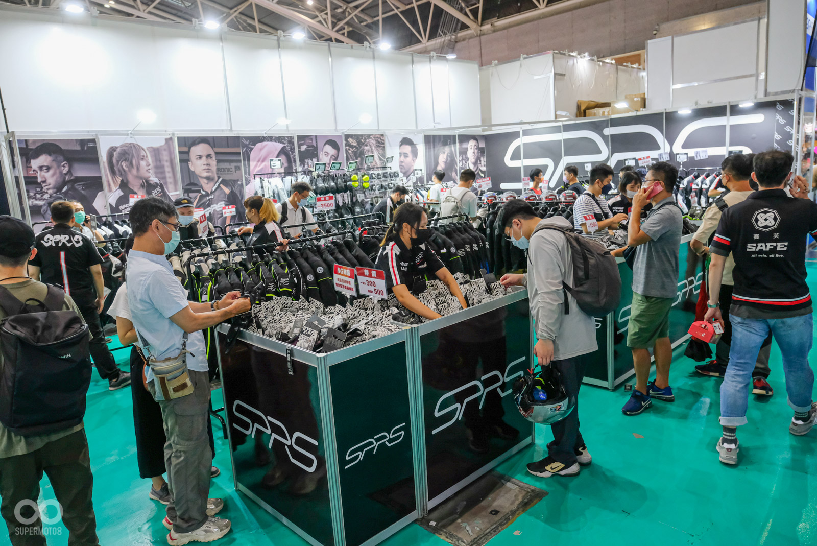 SPRS攤位有眾多手套、防摔衣等部品