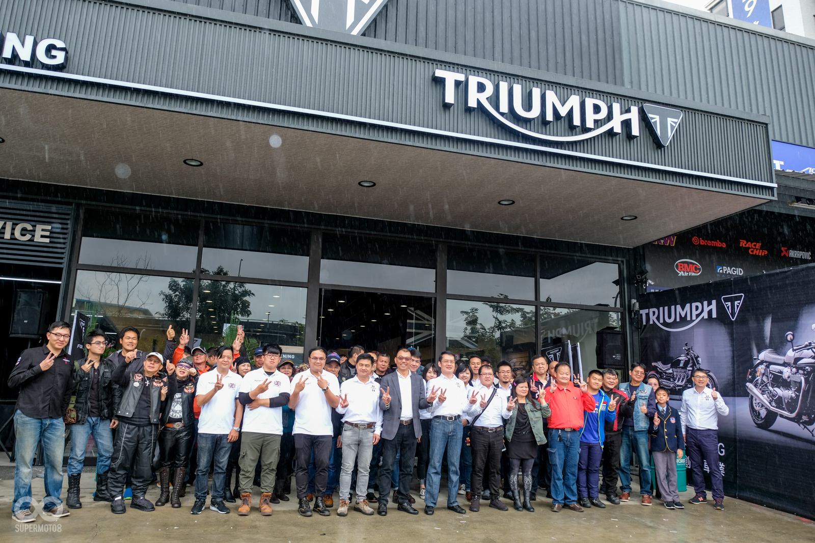 除了安東貿易的長官外，眾多車友也一同共襄盛舉