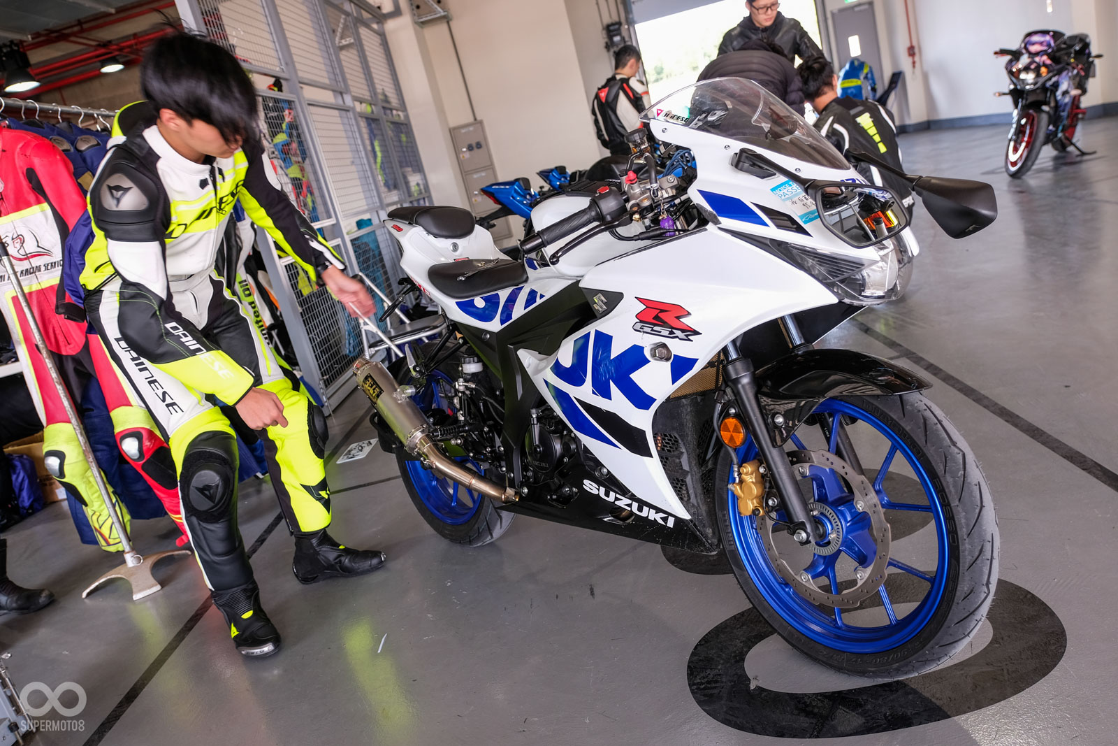 車友依據自己的車位停放車輛,且拆除大牌等配件