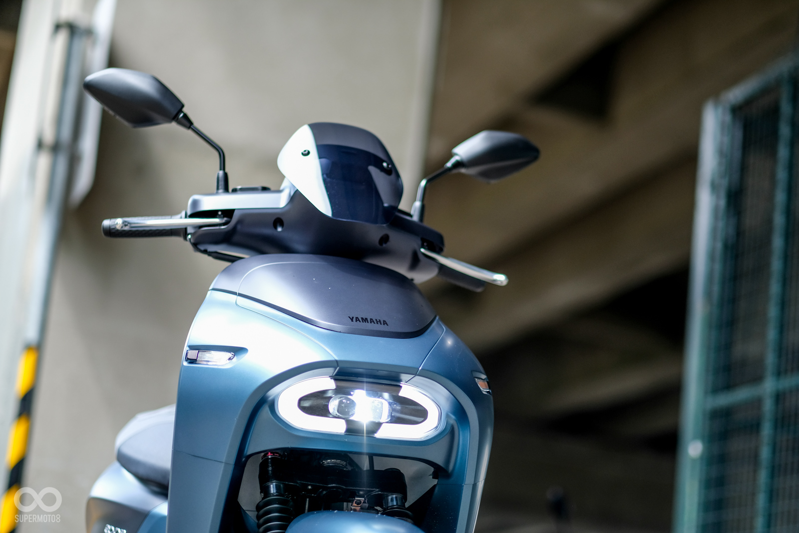 頭燈有LED環繞式定位燈；儀表前方多出一塊小風鏡