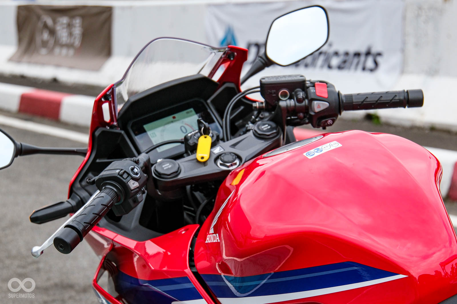 左邊把手的十字鍵開關設計,操控比起Africa Twin/GoldWing的系統更為直覺