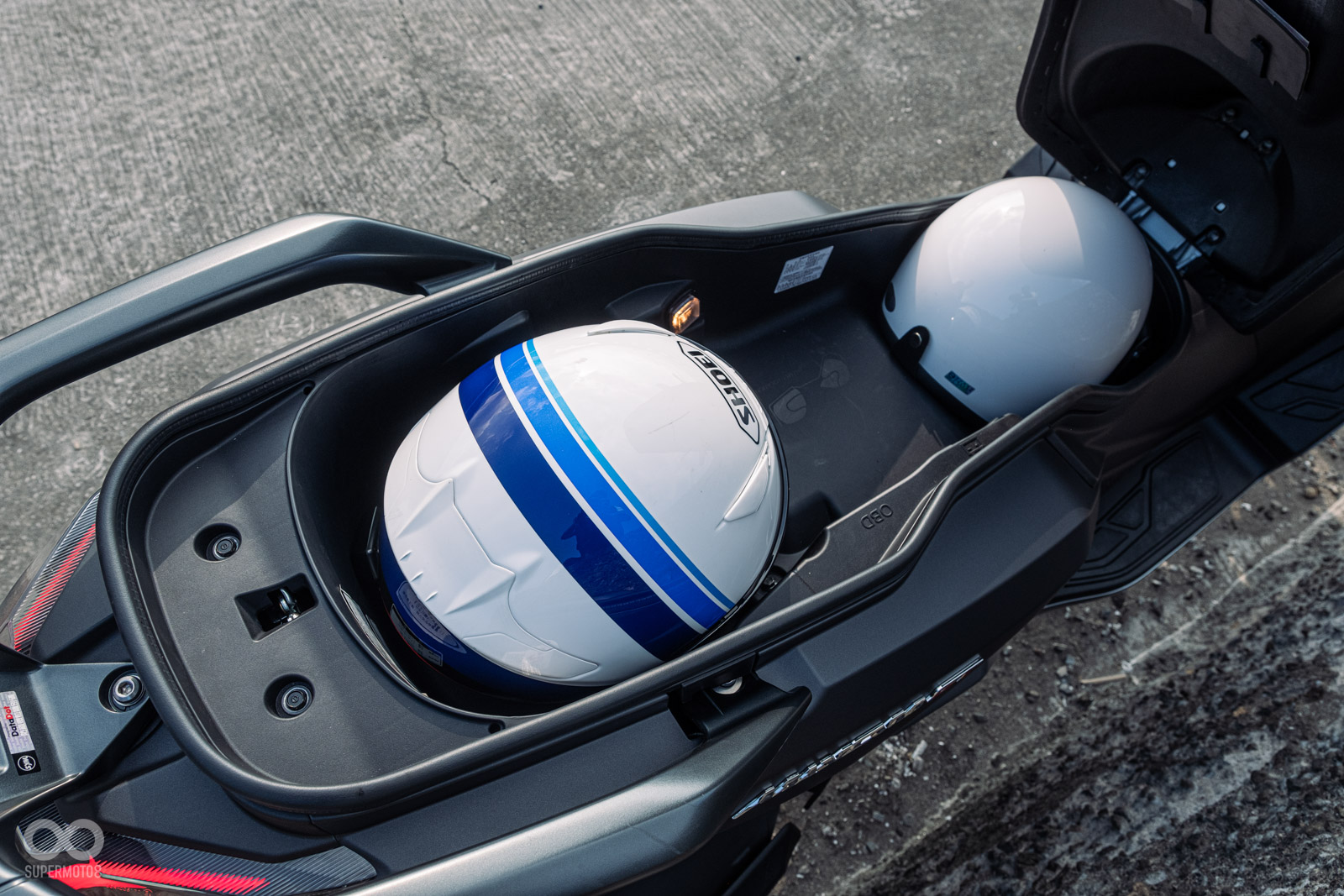 雖然車廂空間打折,但全罩+小帽體3/4完全沒問題!